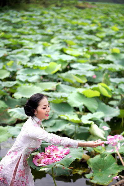 Linh Nga duyên dáng bên sen hồng